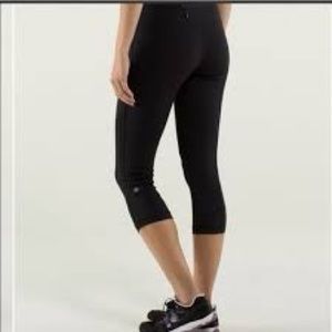 Lululemon black cropped yoga pants with pockets
